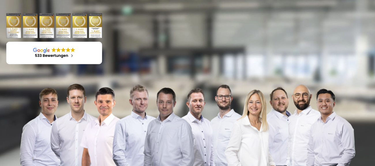 Das SPA Deluxe Vertriebsteam vor dem Showroom — ausgezeichnet mit 6× 1. Platz Deutscher Kunden-Award der DtGV und über 533 Google-Bewertungen mit 4,9 Sternen Durchschnitt